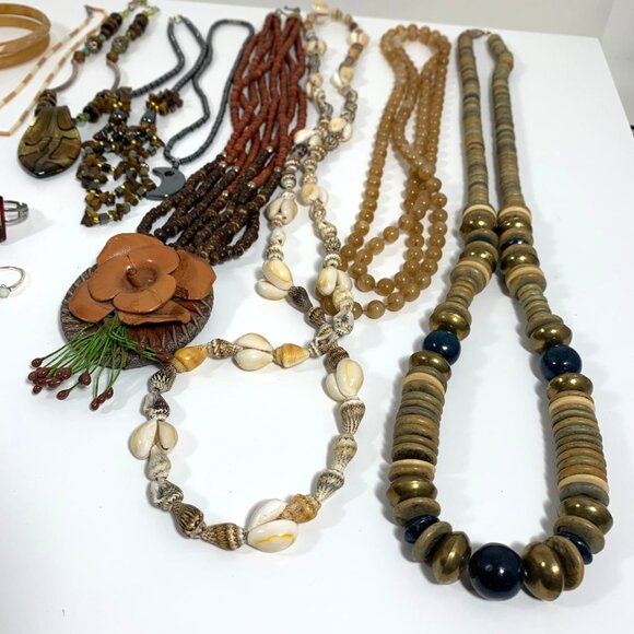 Earthy Boho Jewelry Lot Featuring 24 Pieces Necklaces Bracelets & Earrings - Picture 4 of 10
